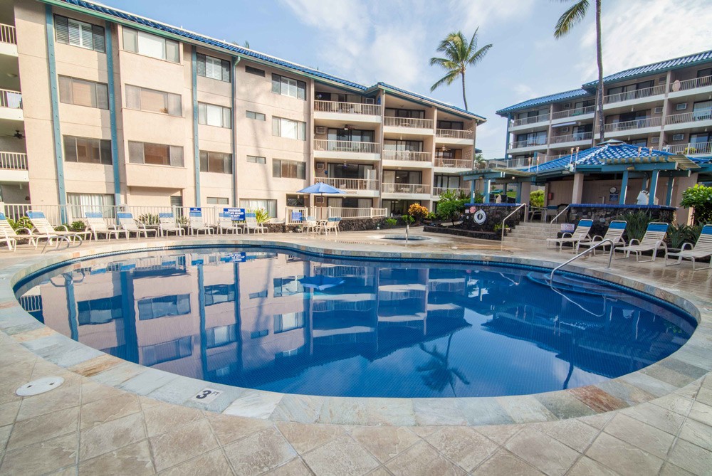 Pool and hydromassage bathtub Kona Reef