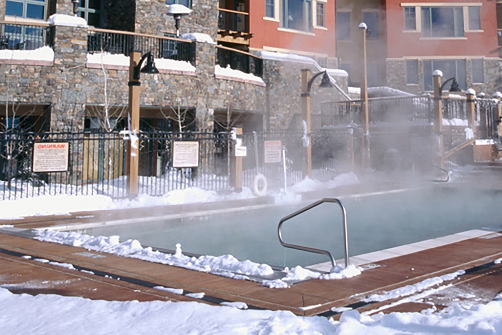 Outdoor pool and hydromassage bathtub Miners CLub